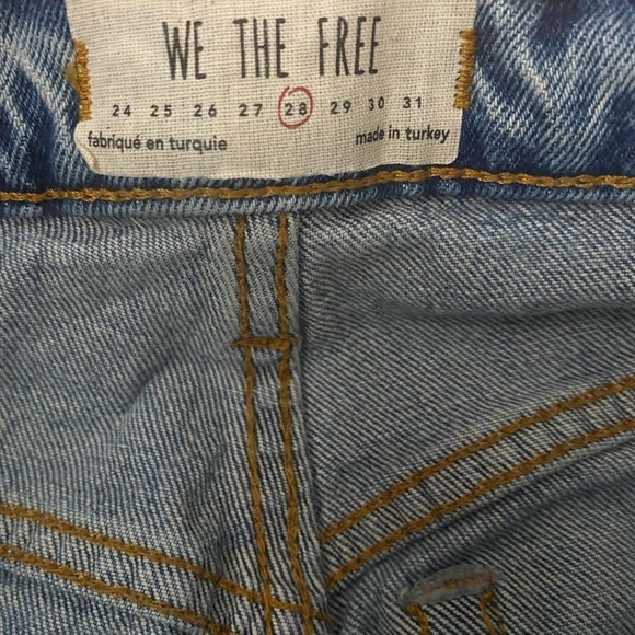 WE THE FREE Light Washed Button Front Frayed Hem Jeans - Picture 7 of 9